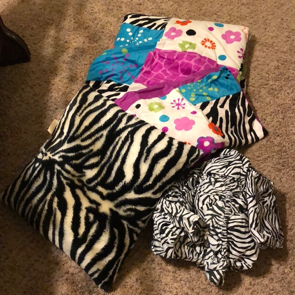 Elise & James Other - Girls Twin Bedding Set with Decorative Pillow🤩